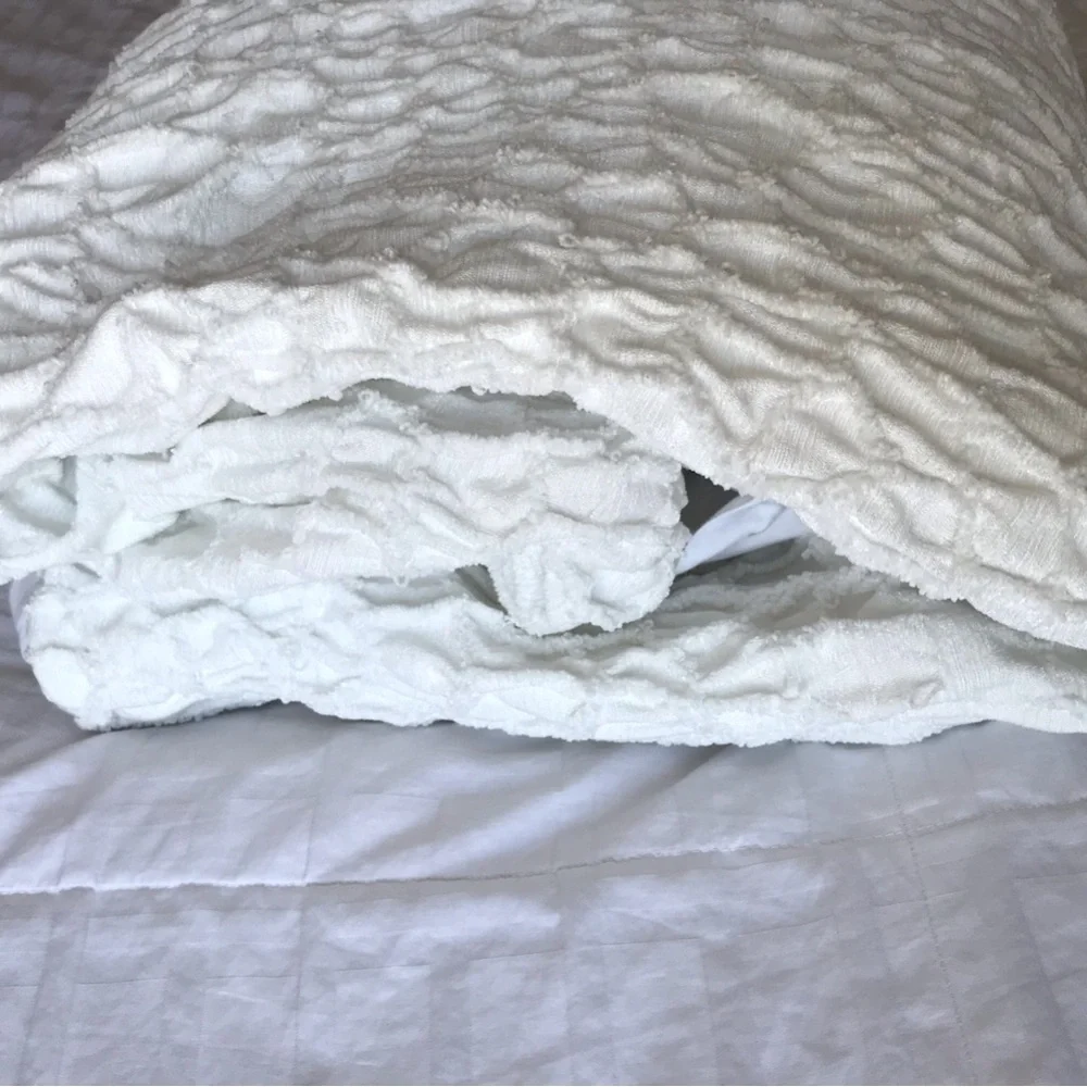 Tahari Home White Duvet Cover Twin size 64x88 Embossed Texture Design